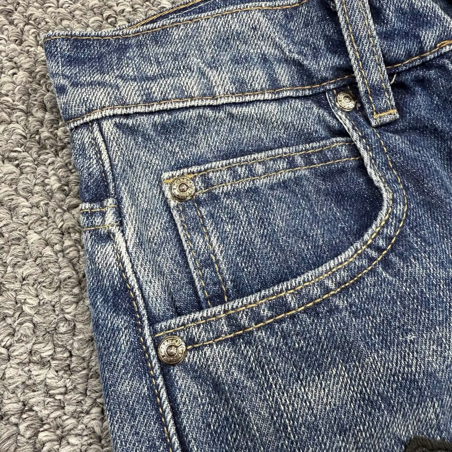 P240 model number: H862 chrome hearts & chrome hearts Micro-flared bamboo jeans Three-dimensional version Loose and comfortable, not picky about the body shape Makes you look taller and slimmer Factory quality control Original factory quality control Same style for men and women Can be matched with couples Versatile recommendation Must-have jeans for all seasons Fashionistas have been disappointed From the quality selection of fabrics, the tailoring of details, and the matching of patterns are impeccable! The upper body is so handsome when worn...it can be easily worn by men, women and children! The craftsmanship is made of heavy-duty washed pure cotton denim fabric. After washing, it is soft and thick and looks very stylish when worn. Size: 28, 30, 32, 34, 36 (S-XXL) Color: black